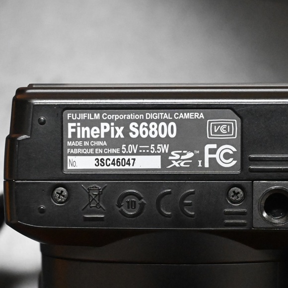 Fujifilm Finepix S6800 Solid Black Digital Camera With Blk/Wht Camera Strap - Picture 13 of 13